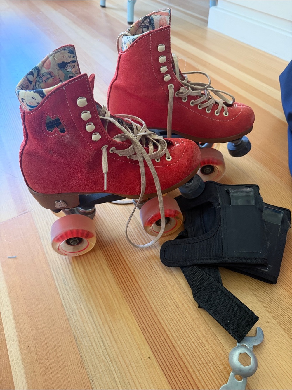Moxi Lolly red poppy suede and 187 wrist guards